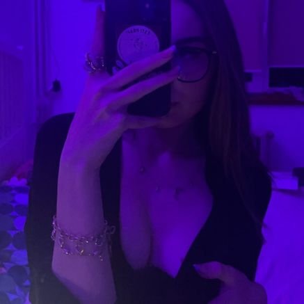 baby_w17's profile picture. Old account suspended, dms are open 🩷