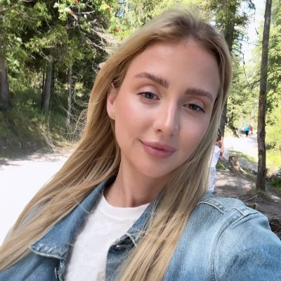 KathleenLune's profile picture. Beyond beauty, haute couture, and bold creativity.

Dreaming of silk, working in the data field, living under the beautiful sun.☀️