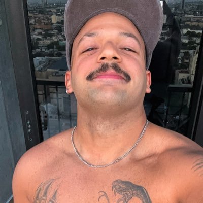 ValenzuelaYako's profile picture. Soy un desayunador y aventurero habitando un cuerpo de intento de escritor, mientras hago mi vida.