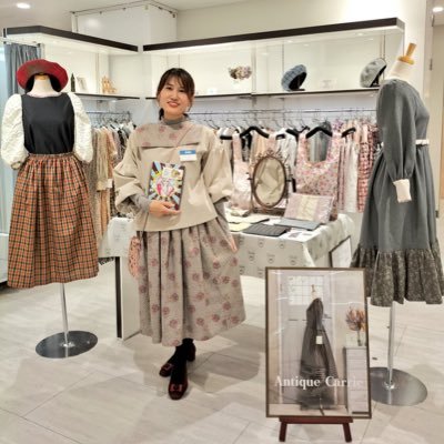 kaokaokaoriri's profile picture. POPUP 2026/2～@吉祥寺、町田、中目黒、広島、水戸/オンライン販売随時/服飾デザイナー×漫画家、「年齢にとらわれず好きを着る」リバティやモリスで紡ぐ貴方の物語→@Antique_Carrie/バンタン卒/漫画・イラスト依頼→【info@antique-carrie.com】