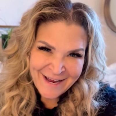 isahTYklla's profile picture. 