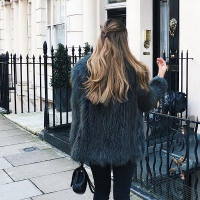 Laurenll_fa's profile picture. Skiers glide across the snow❄️, weaving through life✨