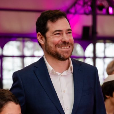 BPetrover's profile picture. Journaliste présentateur, rédacteur en chef, chanteur et pianiste, auteur "Ils ont tué mon disque" (First)