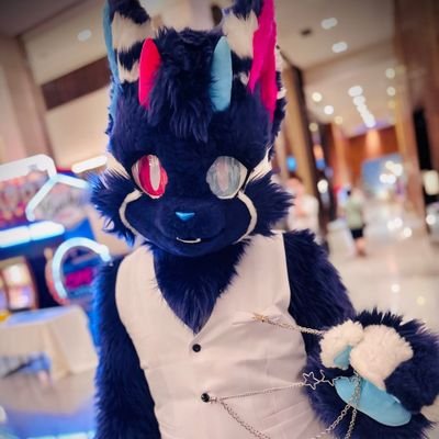 moonhalo0201's profile picture. 你看，嘴巴勾起來，
這就是最漂亮的月亮了喔( • ̀ω•́ )✧
月落的魔法，
就是讓月亮落在每個人的臉上☆