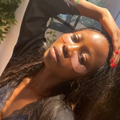 efemenayesioh's profile picture. a digital archive of my pastime 🌺🎀🪬🍸