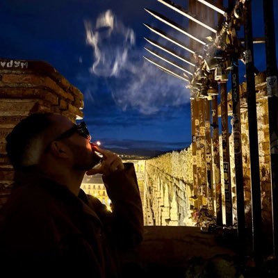 santigigliotti's profile picture. En @RebelliousWord, @abcdesevilla y @elpespunte. Sevilla, 2001.