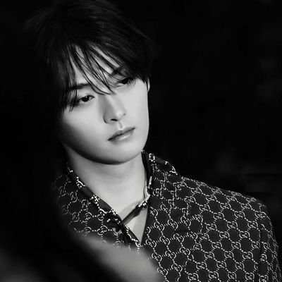 v_eIlxn's profile picture. Clandestine meetings and longing stares.