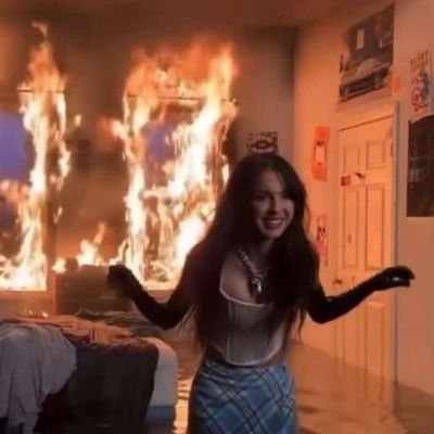 merebusindomie's profile picture. she/her • 🦋bsky: @merebusindomie • header by @PDLComics