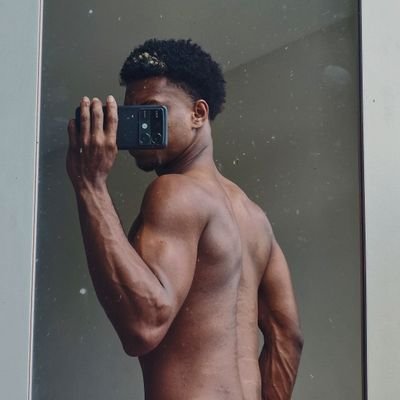 oliver_mael's profile picture. Eu não vou colocar aqui nenhum motivo pra printarem e usarem contra mim numa discussão de fandom