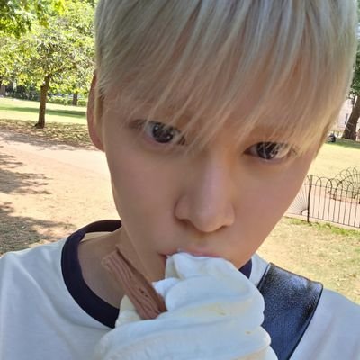 straxb3rryy's profile picture. be good, be bad, just be.