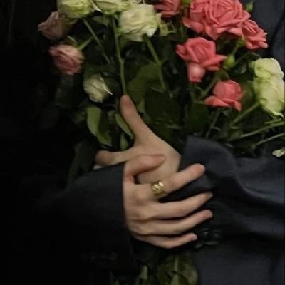 sh51ahd's profile picture. لعلَّ نِجمَتي
تنامُ وحيدةٌ
في دربِ التَّبانة
بشَيءٍ من الحَنينِ
تصدحُ الزِّيزانُ
لرحيلِ الخَريف.
يا لِلمَنزلِ الجَبليِّ....
فوقَ طَاسَةِ أرزّي
يتدلَّى اللّبلاب.