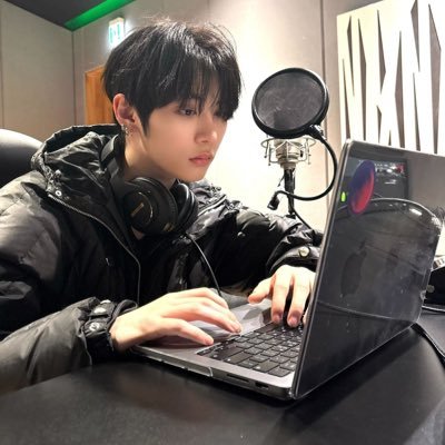 taestolina's profile picture. 🐝☘️ she/her Fan account 🌺