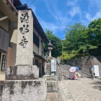 Cb3pyu's profile picture. 歴史的な場所で過ごす時間は特別。遺跡や古い街並みを歩くと、過去と今が繋がっていることを実感する。歴史に包まれた場所で、心が落ち着くひとときを楽しむ。