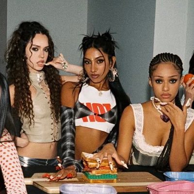 marzinination's profile picture. for the best trio — lara, manon & daniela 🗝️👑🛡️