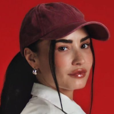 velludomarrom's profile picture. water, melanin, bones, blood.