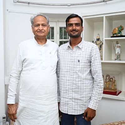 SankhlaINC's profile picture. कबीरा जब हम पैदा हुए, जग हँसे हम रोये। ऐसी करनी कर चलो, हम हँसे जग रोये॥