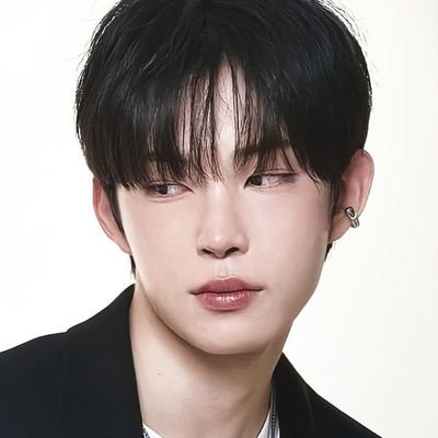 Geozwoo's profile picture. 86th Issue:⠀“I, the crown-chaser, claim my epoch.”