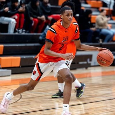 DonovanHoover26's profile picture. 2026 6’5 combo guard for Riverside Var basketball team Milwaukee Wisconsin (not committed)