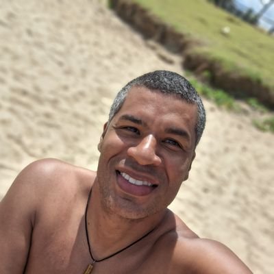 CledneiC's profile picture. Viver é não ter, a vergonha de ser FELIZ. 😁