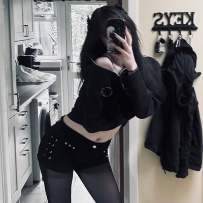 fawniia's profile picture. strange british girl