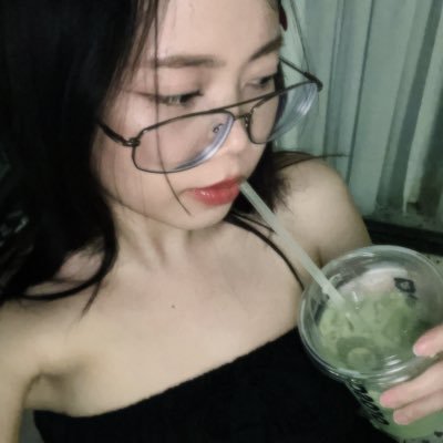 be4uchamp's profile picture. gaslight gatekeep girlboss gastos