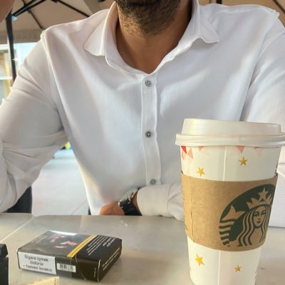 SmoFarqini's profile picture. Kimse bir mum yakmıyor karanlığa.