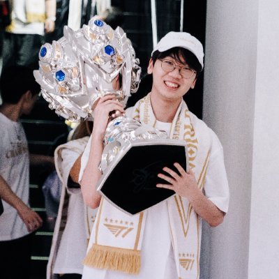 l0nelynek0's profile picture. Lawst Student | Gamer | Surv;vor | A’tin | Wilbear | AMDG 💙💛💙💛