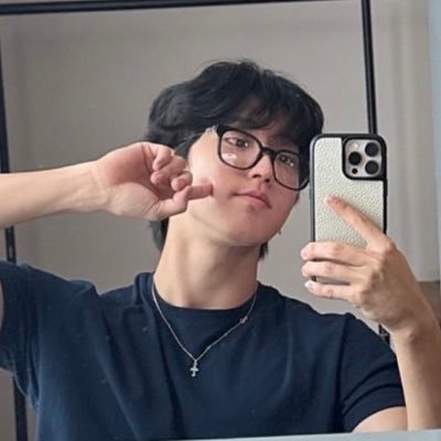 hanstoenails's profile picture. Saw Skz 6/28/22 & 6/18/25 Saw & Met Xdiz 7/21/24 & 8/2/25 Met Billie 6/18/19 (in her documentary 😝) saw her 2/20/22