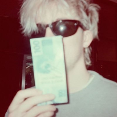 bobbyholdsstuff's profile picture. Bobby skeetz holding things