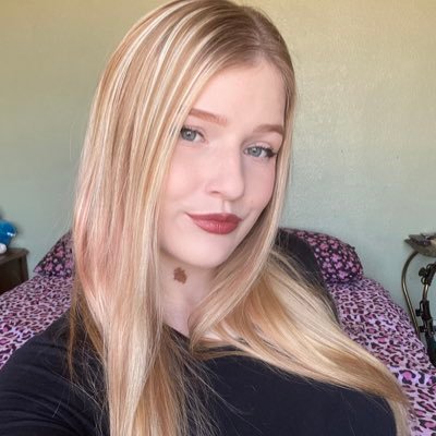 emelinairiss's profile picture. pay to speak🎀 your wallet is mine now