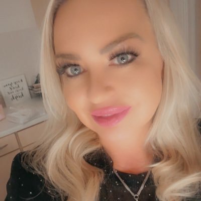 linseyjw's profile picture. Give me a lifetime of promises and a world of dreams 💃🏼