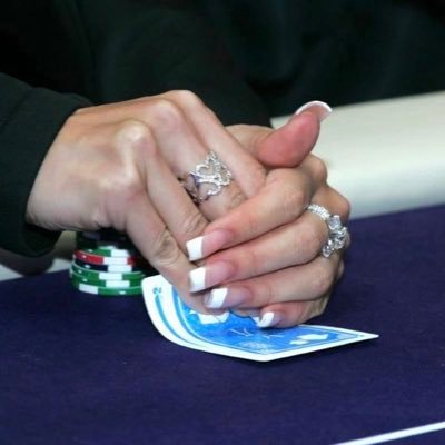 loveblackbirds's profile picture. حط نجم الثريا لك محطة وصول, و بينك و بين ربك لا تفك الحبل