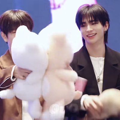 skz_promptz's profile picture. { semi-daily skz prompts }