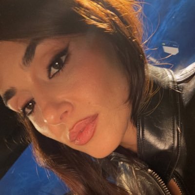 dudabursin's profile picture. leitora apaixonada por carros, músicas, séries e dizis