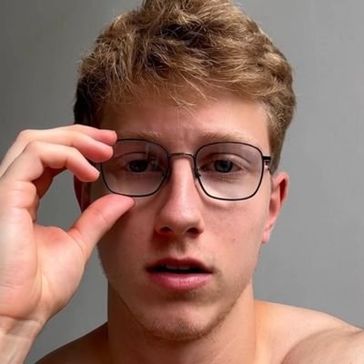 BenjiLovesBoys's profile picture. 21 🏳️‍🌈 Belfast boy living in London. Full-time geek. Spend way too much time in the gym 🏋‍♂️