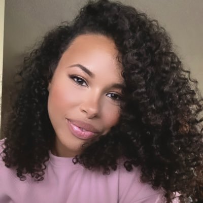 _love_lexi's profile picture. When you act in Love you’re like a drop of water and you have the ocean as your army. When you act in Fear it’s just you & your money. ✨ 💗💚