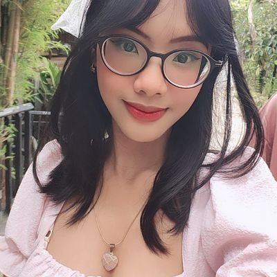 abyssell's profile picture. i love flowers and saxophone like a lot lot