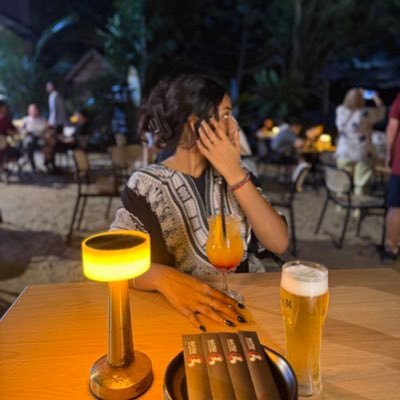 nishaaloga's profile picture. yes? 🧃✨