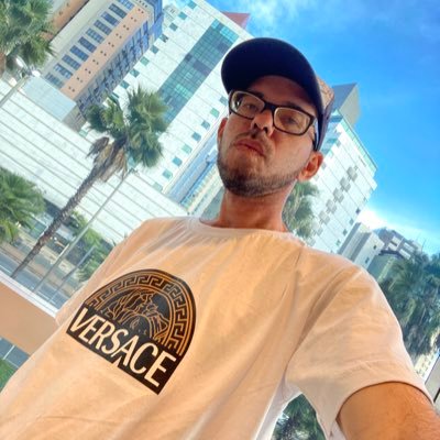 VAraujo69178's profile picture. Azar no jogo, azar no amor, sorte no azar! mas o vilão mataria o mundo para salvar  seu irmão 🃏