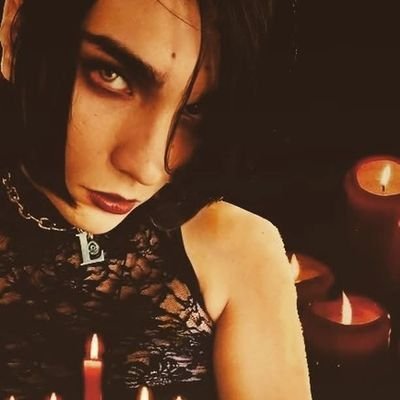 luciferina_uana's profile picture. 私は天から降りてきた生きたパンです。夢を見て、まるで姉妹であるかのように星を眺めるのが好きなのです