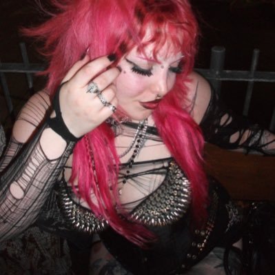 my1m3l0dy's profile picture. gender envy of double trouble | observing😁 | kinda like if michael clifford was afab | but nonbinary like a bug 卌