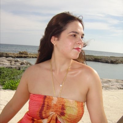 denreadss's profile picture. she’s got a book for every situation (me)