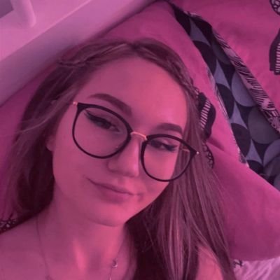 Roselinema_27's profile picture. 