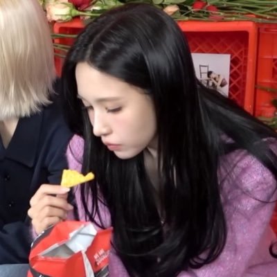 yeoginajeong's profile picture. twice.