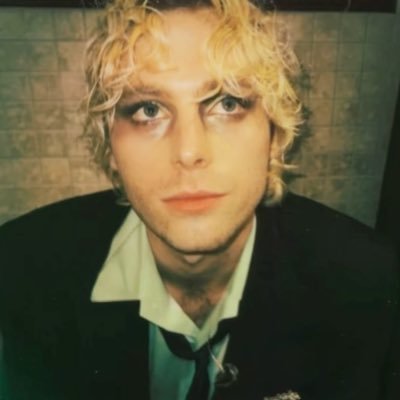 daylightvapor's profile picture. raised on pop punk and bubblegum