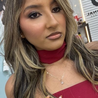 clarapraum's profile picture. eu não guardo rancores, mas a vingança é algo que em mim vive. - thiago veigh.