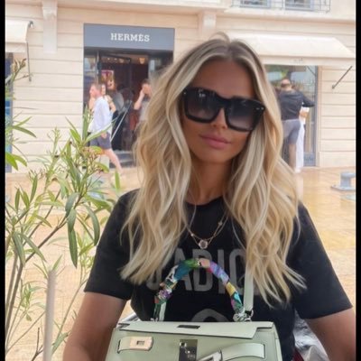 Elena75701320's profile picture. 