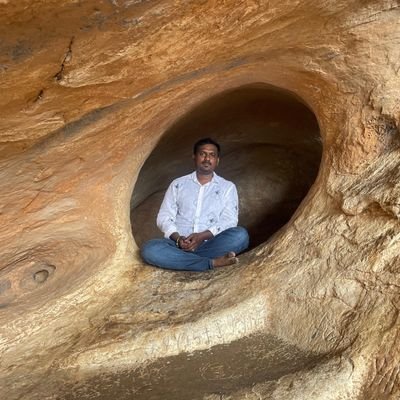 Ravitwitz's profile picture. தமிழன் | தமிழ்த்தேசியன் | தமிழாகவே வாழும் தமிழர்களில் ஒருவன்.