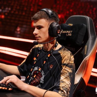 InSeaNeZ_'s profile picture. Président de l'association @hook_esport 🩵