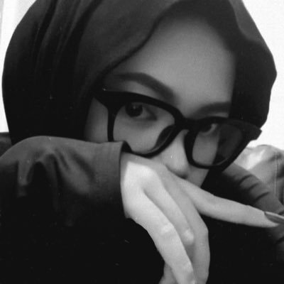 LyaneBloom's profile picture. just me and my intrusive thoughts